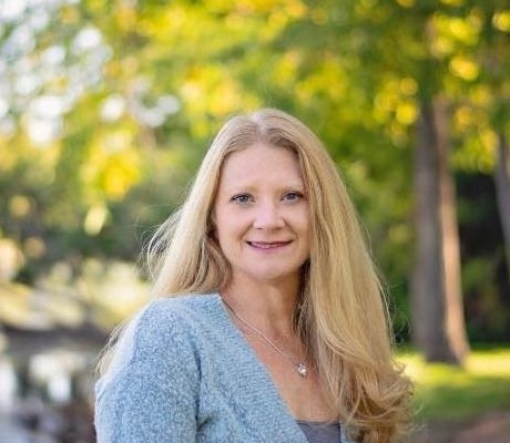 Headshot of Rachelle Morrison-Weseloh in nature setting.
